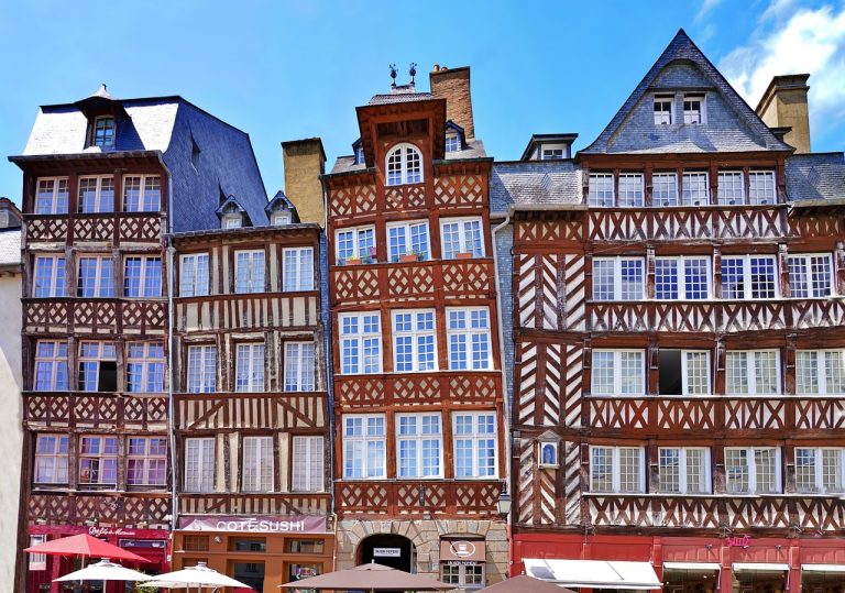 Maisons à pans de bois à Rennes : architecture médiévale et historique dans le centre-ville de la capitale bretonne, patrimoine typique de l’Ille-et-Vilaine.
