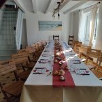 Grande tablée conviviale dans le gîte Ker Bara au Domaine de Beauregard, idéale pour repas en groupe dans un cadre chaleureux.