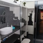 Salle de bain moderne avec douche à l'italienne à l'étage du gîte 15 personnes à Rennes du Domaine de Beauregard (35)