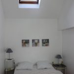 Chambre lumineuse avec velux dans un gîte 15 personnes du Domaine de Beauregard (35)