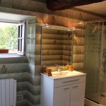 Salle de bain lumineuse du gîte 15 personnes Ker Bara au Domaine de Beauregard, avec douche moderne et vue sur jardin.