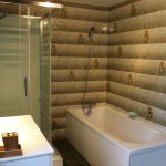 Salle de bain du gîte 15 personnes Ker Bara au Domaine de Beauregard, équipée d'une baignoire et d'une douche moderne.
