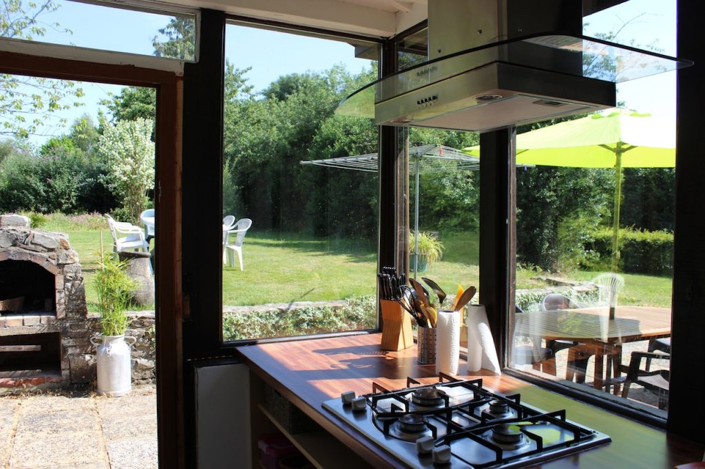 Cuisine équipée avec vue sur le jardin du gîte 15 personnes Ker Bara, Domaine de Beauregard, Saint-Médard-sur-Ille