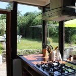 Cuisine équipée avec vue sur le jardin du gîte 15 personnes Ker Bara, Domaine de Beauregard, Saint-Médard-sur-Ille